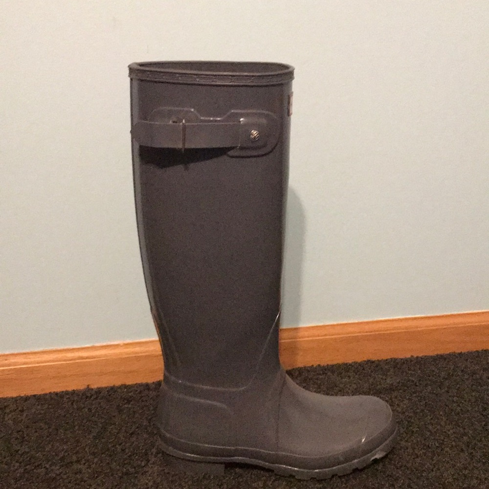 Gray Woman’s size 6 hunter books